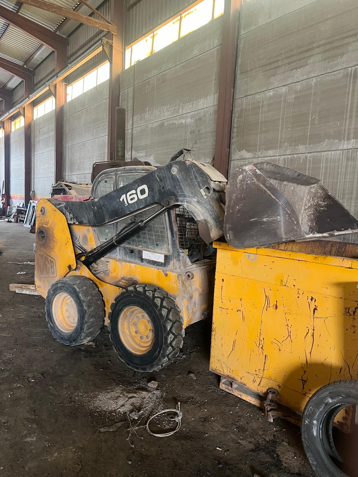 Minicargadora JCB 160 en nave