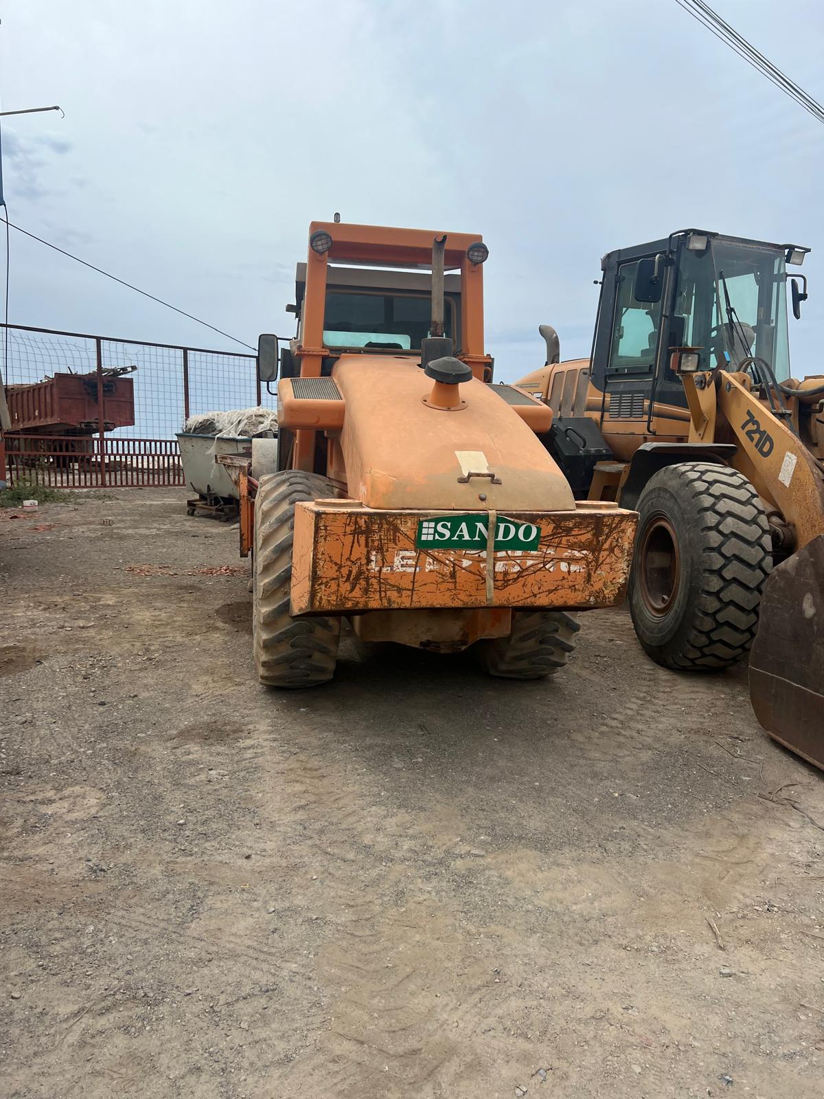 Compactador de rodillo en una zona de trabajo